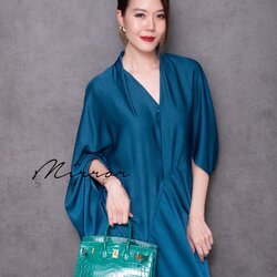 MiRRoRSiSTER's NaZaa LooSE MaXiDReSS•• เดรสซิลค์ทรงสวยอลัง แพทเทรินทรงหลวมๆ ดีเทลคอวีติดกระดุมแป๊ก ช่วงตัวแต่งเย็บlineโค้ง ชายหน้าผ่า แขนข้างนึงสั้นกว่าข้างนึงยาวกว่าเก๋ไก๋ แพทเทรินอำพรางสัดส่วน ใครใส่ก็ดูหรูหรา มีออร่าทุกสี