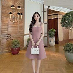 เดรสสีชมพูตัวเดรสแขนกุดแต่งอะไหล่เพชรขอบชุดช่วงอกเชื่อมไปด้านหลัง ( เดรสเสริมฟองน้ำและซิปหลังซ่อนอย่างดี ) และมีอะไหล่โบว์ใหญ่ริบบิ้นยาวให้อีกชิ้นมีกเข็มกลัดสามารถติดตรงด้านหลังได้ หรือถอดออกได้ ตัวกระโปรงทรงพลิ้วสวย เนื้อผ้าหนามีเทคเจอร์และมีซับในทั้งตัว