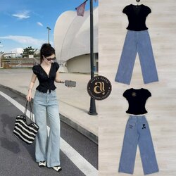 Set2 ชิ้นเสื้อแขนตุ๊กตาคอวีสีดำ แต่งกุ้นลูกไม้สีดำช่วงคอและตัว แต่งโบหน้า และกระดุมสามารถใช้งานได้จริง จับจีบระบายชายเสื้อ มาพร้อมกางเกงยีนส์ขายาว กระเป๋าหลังแต่งลายสกรีนทั้ง2 ข้าง ใส่คู่กันลงตัวพอดีเป๊ะ สาวๆห้ามพลาดเด็ดขาด