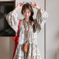 เดรสสั้นลายดอกเล็กๆ สีโทนสวยละมุนสไตส์โบฮีเมี่ยน แทบจะไม่ต้องรีด ลื่นพริ้ว ไม่หนาและไม่บางเกินไป ทรงสวย สวมใส่สบายๆ ทรงปล่อยๆ รุ่นนี้สุดปังขายดีตลอดกาล มีซับในให้อย่างดี