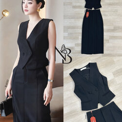 ชุดเซ็ตเสื้อแขนกุดคอV ดีไซน์สวยหรูด้านหน้าแต่งกระดุม มีสายปรับขนาดด้านหลัง มาคู่กระโปรงยาวเอวสูง ผ่าหลัง เย็บเกล็ด 2เส้นด้านหน้า ทำให้ดูหรู ไม่เชย งานมีซับ มีบราอย่างดี ที่สำคัญผ้าเกรด Premium อยู่ทรง สามารถใส่ออกงาน ใส่เดินห้าง ช้อปปิ้งได้แบบชิวๆ ลุคhi-c