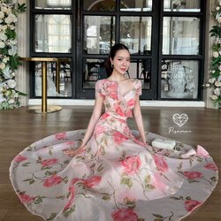 เดรสปาดไหล่พิมพ์ลายกราฟฟิกดอกกุหลาบสีชมพู แต่งดอก3D ช่วงอกและเอว มาพร้อมซับในให้อย่างดี ฟินนาเล่มากค่ารุ่นนี้ ราคาดีมากกกกกกค่า รุ่นนี้ผ้าดีใส่สวย ฟูฟ่อง เป็นทรง ถ่ายรูปดีมาก ปังปุริเย้แน่นอนค่า ห้ามพลาดเลย