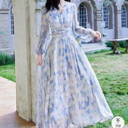 :แม็กซี่เดรส พร้อมเสริฟจ้า สีใหม่ สวยตะโกน เป็นสีฟ้าสดใส แต่สีเหลืองและขาวอ่อนๆ ดูน่ารักสดใสมากๆจ้า เป็นเดรสแต่งคอวี จับจีบช่วงเอว และแต่วดีเทลกระดุม ช่วงอกถึงเอว ส่วนดระโปรงท่อนล่าง