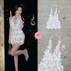 Must-Have Item! มินิเดรสสุดหรูแต่งด้วยดอกไม้ 3 มิติสีขาวนูนเด่นทั่วทั้งชุด บนฐานผ้าสีนู้ดที่ช่วยขับผิวพร้อมดีเทลสายคล้องคอ Halter Neck ที่ปรับได้ โชว์หลังสับ ๆ ( ซิปหลังซ่อนอย่างดี ) ทำให้หุ่นดูเพรียวสวยเป๊ะ! ใส่ไปปาร์ตี้หรือออกเดทก็รับรองว่าเกิดสุดๆ ห้าม