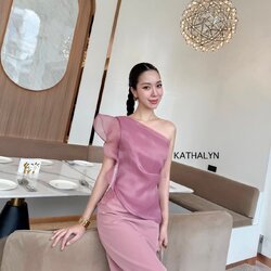 Tag : KATHALYN Detail : เดรสกระโปรงไหล่เดี่ยว ทรงพอดีตัวใส่กำลังสวย สีสวยขับผิวเนื้อผ้าดีมากยับยาก ท่อนบนแต่งผ้าสองชั้นด้านในเป็นผ้าพื้น ด้านนอกแต่งผ้าแก้วไม่คันเข้ากันกับสีชุด ความยาวกำลังพอดีใส่กำลังสวย ด้านหลังผ่าเดินสะดวก