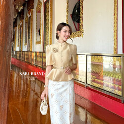 ชุดเซ็ตเสื้อแขนสั้น คอจีน ดีไซน์แต่งกระดุมด้านหน้า งานซิปหลัง ผ้าเงาสวยหรูอยู่ทรง มีฟองน้ำ ซับใน มาคู่กับกระโปรงพิมพ์ลายผีเสื้อ ผ้านุ่มงานอัดกาว ทำให้อยู่ทรง มีซับในอย่างดีงานซิปหลัง สวมใส่ง่าย ใส่แมทช์กับเสื้อและเข็ม คือสวย ดูสง่าผู้ดี สามารถใส่ออกงาน ใส