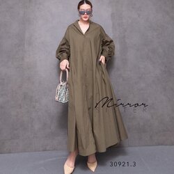 แม็กซี่เดรสทรงสวยงาม ใช้ผ้าเยอะมาก ช่วงบนเป็นคอปีน มีกระดุมผ่าหน้าเปิด-ปิดได้ ช่วงแขนยาวทรงน่ารักพองๆ จะใส่แบบปล่อยให้แขนยาวลงมาหรือรูดขึ้นไว้ประมาณศอกก็พองๆกระปุกน่ารัก ด้านล่างกระโปรงยาวทรงAสวยมาก มีกระเป๋าล้วงได้2ข้างลำตัว Recommend item.