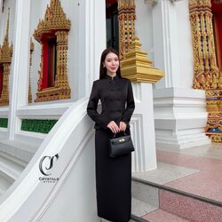 งานชุดไทยสีดำจิตรลดา เนื้อผ้าซาติน ดีไซน์กระดุมคู่ ช่วงคอดีไซน์ทรงคอจีนเสริมความสง่า ทรงสุภาพ มาพร้อมกับกระโปรงผ้าหลัง เสริมความคล่องตัวในการเดิน เหมาะสำหรับใส่ร่วมงานพิธีทางการ