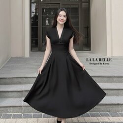 เดรสรุ่นฮอตรุ่นปังรุ่นนี้ตัดเย็บด้วยผ้าสูทหน่มีน้ำหนักเก็บทรงช่วงเอวทำให้เอวเล็กเอวสับทรงคอวีกระดุมหน้าแขนล้ำใส่แล้วไม่ตันช่วงบนเป็นผ้าอัดพีทจีบเอวเย็บเข้ารูปล็อคทรงให้อย่างดีกระโปรงยาวทิ้งตัวใช้ผ้าเยอะมีซับในอัดกาวอย่างดีงานคุณภาพ