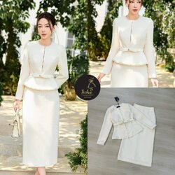 Set 2 ชิ้น เสื้อแขนยาวสีครีม คอกลม ซิปหน้าช่วงอกเสริมฟองน้ำ แต่งระบายลูกไม้ช่วงคอ ชายเสื้อและชายแขนทั้งสองข้าง แมทซ์กับกระโปรงยาวทรงสอบสีเดียวกัน