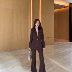 ชุดสูทมินิมอล เสื้อสูทแต่งกระดุมทองด้วยหน้า 1 เม็ด +กางเกงทรง Flare เย็บตีเกล็ดหน้า เข้ารูป Tag: CHARRISSA KLOSET