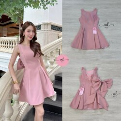 เดรสสั้นสีชมพูเรียบหรู ลุคคุณหนูสวยคลีน 🕊️ ดีไซน์คอกว้าง แขนกุด เผยไหล่สวยอย่างมีคลาส พร้อมดีเทลเว้าหลังเบาๆ และมีเข็มกลัดโบว์ให้1ชิ้น เพิ่มความเซ็กซี่แบบแพงๆ