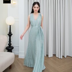 แม็กซี่เดรสเสื้อแขนกุดคอวี กระโปรงบานตัวปล่อย แต่งเข็มกลัดเพชรที่ไหล่ มีผูกโบว์เอว ☑️ทำจากผ้าเครปซาติน อัดพลีท ผ้าเนื้อดี มีน้ำหนัก ☑️มีซิปซ่อนและซับในเต็มตัว