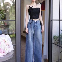 Label :: RAMI-PAPHA(รมิปภา) เสื้อเกาะอกสีดำเนื้อผ้าลูกไม้เกรดพรีเมี่ยม เนื้อนิ่มมากลูกไม้ดีเทลเย็บย่นทั้งตัว + กางเกงยีนส์ทรงสวย ฟอกสีสวยมาก กระเป๋าใช้งานได้จริงรอบตัว กระดุมและซิปหน้า + เข็มกลัดดอกไม้ สามารถปรับติดได้