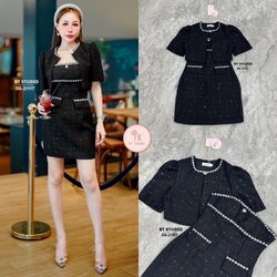 TAG : BT studio DETAIL : เซท 2 ชิ้น เดรสสั้นเกาะอกเนื้อผ้าทวิสต์ทอลายแน่น ๆ มีแซมกริตเตอร์ ขอบอกและใต้อกเย็บเพชรเรียงแถว กลางอกแต่งเพชรลายดอกไม้ อกเสริมฟองน้ำ ซิปหลัง แมทซ์กับเสื้อคลุมแขนสั้นแต่งขอบช่วงคอเป็นเพชรเรียงแถว งานสวยเนื้อผ้าดี คัตติ๊งสวยมีซับใน