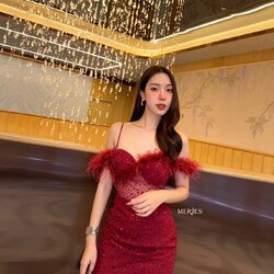 มินิเดรสสายเดี่ยวทรงเกาะอกแต่งขนนกแขนดีเทลปาดไหล่ดีไฮโซแอบเซ็กซี่เก๋ๆช่วงตัวแต่งซีทรูแบบไม่โป๊มากเดรสทรงเข้ารูปงานผ้าแต่งวิ้งในตัวสวยเก๋ผ้าไม่คันนะคะงานมีซับในและซิปหลัง ใครมองหาชุดเซ็กซี่สวยๆแนะนำชุดนี้เลยคะ ใส่สวยน่ารักดูดีมากๆใส่ออกงานออกเดทต้องมีแล้วค