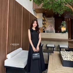 ชุดเซ็ท เสื้อ+กระโปรง สไตล์คุณหนู เรียบหรูดูผู้ดี เสื้อแขนกุดตัวยาวตกแต่งกระดุม มีกระเป๋า 2 ข้างใช้งานได้จริง มาพร้อมเข็มกลัดดอกไม้ จะติดตรงไหนก็ได้ตามใจชอบ ตัวกระโปรงบานเอวสูงจับจีบหน้ามีกระเป๋า 2 ข้าง ซับในอย่างดี จะใส่เดินห้างหรือไปงานสังสรรค์เข้าสังคม