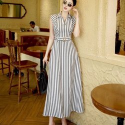 เดรสคอปกเชิ้ตตัวยาวลายทางสีเทา มาพร้อมเข็มขัดผ้าหัวอะไหล่ทองใส่เฟียสๆ แกรมๆ ได้ไม่ซ้ำใคร ต้องมีเลยค่า