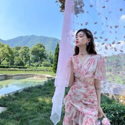 มินิเดรส พิมลายสีหว๊านนหวาน แต่งจีบช่วงอก แต่งย่นระบายช่วงท่อนล่าง เป็นมินิเดรส ที่ดีเทลแน่น สีสวย หวานละมุน เนื้อผ้านุ่ม ลื่น ใส่สบาย คัดติ้งเป้ะ จร้าา