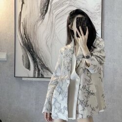 เซตเสื้อสูทลวดลายสวยหรู สีสวยแปลกตา ดีเทลตัดสีเก๋ๆ ไหล่เสริมฟองน้ำเบาๆให้ดูสง่า กระดุมหน้าและกระเป๋าใช้งานได้จริง **ซับในงานสูทแท้อย่างดีทั้งตัว ++ กางเกงขาสั้น มีกระเป๋าใช้งานได้จริง มีซับใน มีซิปหลัง