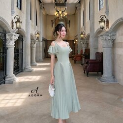 เดรสดีไซน์สายเดี่ยว แต่งดีเทลช่วงแขน ตัวเดรส ใช้ผ้าเนื้อผ้า เกรดพรีเมี่ยมทั้งตัว เนื้อผ้ามีคุณภาพ ใส่แล้วเก็บทรงดูหุ่นเพรียว แต่งดีเทลอัดพลีทด้านข้างทั้งสองข้าง งานมีซับใน งานซิปหลัง สาวๆใส่ออกงาน หรือ ใส่ทำงาน มีติดตู้ไว้ ได้ใช้หลายโอกาสเเน่นอนค่ะชุดนี้