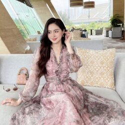 เดรสตัวยาวลายกราฟฟิกดอกไม้สีชมพู เป็นทรงกระโปรงบาน ใส่แล้วโลกสดใสมากๆค่ารุ่นนี้ ใส่vacayถ่ายรูปกับแก๊งค์เพื่อนๆไม่มีผิดหวังเลยค่า ห้ามพลาดเลยน้าตัวนี้