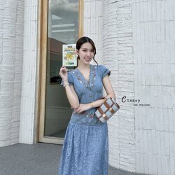 Set 2 ชิ้น เสื้อคอวีแขนสั้นระบาย2 ชั้น + กระโปรงยาวผ้ายีนส์สลับลูกไม้ทั้งชุดปักด้วยลายดอกไม้สวยทั้งเสื้อและกระโปรง