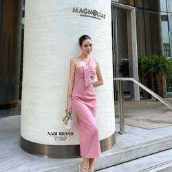 เดรสทรงเรียบหรู สายปาดข้างเดียว ช่วงอกแต่งร้อยสายติดเพชร หรูเกินเบอร์มากก ทรงเข้ารูปสวยหรูสุดๆ ช่วงอกเสริมฟองน้ำ ซับในอย่างดี ผ่าด้านหลัง Sexy นิดๆ เดินสะดวกอีกด้วยค่า สามารถใส่ออกงาน ใส่ไปDinner ได้เลย สีRedwine ใส่ได้ตลอดค่า พลาดไม่ได้นะคะ😘 #NAB