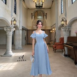 เดรสดีไซน์สายเดี่ยว แต่งดีเทลช่วงแขน ตัวเดรส ใช้ผ้าเนื้อผ้า เกรดพรีเมี่ยมทั้งตัว เนื้อผ้ามีคุณภาพ ใส่แล้วเก็บทรงดูหุ่นเพรียว แต่งดีเทลอัดพลีทด้านข้างทั้งสองข้าง งานมีซับใน งานซิปหลัง สาวๆใส่ออกงาน หรือ ใส่ทำงาน มีติดตู้ไว้ ได้ใช้หลายโอกาสเเน่นอนค่ะชุดนี้