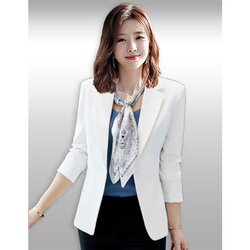 เสื้อสูทผู้หญิงสีขาวใส่ทำงานสไตล์เรียบหรู เสื้อสูทตีเกล็ดเข้ารูปหน้าหลังเสริมบ่ามีซับใน กระดุมกลมมีกระเป๋าหน้าสองข้าง มี 5 ไซส