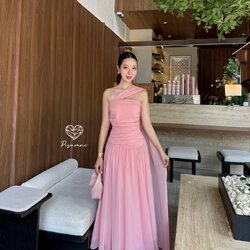 เดรสสีชมพูตัวบานทรงพาดไหล่ไปงาน สวย ราชนิกูลมากก ราคานี้มือต้องไวเลยค่า รุ่นนี้ใส่สวย เนื้อผ้าดีมากกกกกกก ห้ามพลาดเลยค่า #pisamaibrand #ชุดไปงานแต่ง #ชุดเพื่อนเจ้าสาว #เพื่อนเจ้าสาว