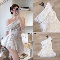 เดรสลูกไม้ไหล่เดี่ยวทรงฟูฟ่อง ลายดอกไม้ปักเลื่อมละเอียดทุกตารางนิ้ว ใส่แล้วนึกว่าเดินพรมแดงเมืองคานส์ 😍🌟ช่วงอกคอเฉียงโชว์ไหล่เบา ๆ พอดี๊พอดี เซ็กซี่กำลังน่ารัก