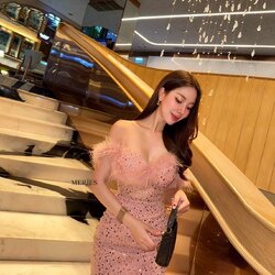 มินิเดรสสายเดี่ยวทรงเกาะอกแต่งขนนกแขนดีเทลปาดไหล่ดีไฮโซแอบเซ็กซี่เก๋ๆช่วงตัวแต่งซีทรูแบบไม่โป๊มากเดรสทรงเข้ารูปงานผ้าแต่งวิ้งในตัวสวยเก๋ผ้าไม่คันนะคะงานมีซับในและซิปหลัง ใครมองหาชุดเซ็กซี่สวยๆแนะนำชุดนี้เลยคะ ใส่สวยน่ารักดูดีมากๆใส่ออกงานออกเดทต้องมีแล้วค