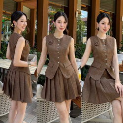 set เสื้อแขนกุด แต่งกระดุมจริงด้านหน้า ออกแบบให้เข้ารูปสวย มาพร้อมกับกระโปรงแต่งจีบ(ซับในเป็นกระโปรงซิปข้าง) ซิปข้าง แมทซ์กันได้อย่างลงตัวมากๆค่ะ