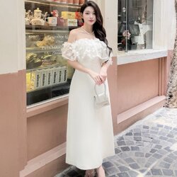 เดรสสีขาวปาดไหล่ แต่งผ้าปาดไหล่ด้วยตาข่ายแล้วเย็บดอกไม้ 3D ช่วงตัวเป็นผ้าพื้นสีขาว เนื้อผ้าอย่างดี อกมีเสริมฟองน้ำในตัว สวยละมุนที่สุด