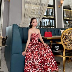 เดรสเกาะอกสีแดงตัวยาวแต่งกราฟฟิกลายดอกไม้ แพทเทิ้นสวย ผ้าหนักเป็นวอลลุ่ม สวย สง่า เฟียสๆ แกรมๆ ได้ไม่ซ้ำใคร ต้องมีเลยค่า