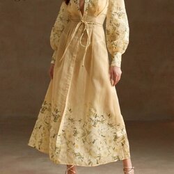 Maxi Dress แม็กซี่เดรสตัวยาว แขนยาว คอปีน มีกระดุมเรียงยาวสวย เอวเข้ารูปมีเชือกเพิ่มความกระชับมากขึ้น กระโปรงบานผ่าหน้าดูเซ็กซี่ ผ้าพิมพ์ลายดอกไม้ เนื้อผ้าอย่างดี งานเกรดพรีเมี่ยม แนะนำเลย รับรองใส่ออกมาไม่ผิดหวัง บอกเลยห้ามพลาดเด็ดขาดงานดีงานสวยจริงต้อง 