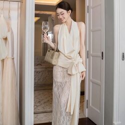 เซ็ตเสื้อคอถ่วงชายผูกเอว มาพร้อมกระโปรงลูกไม้ซีทรูทรงเข้ารูป งานสวยแค่ไหนให้ภาพบรรยายค่ะ ใช้ผ้าอย่างดีในการตัดเย็บค่ะ บุซับ งานสวย มาในโทนสีครีมทองสวยหรูดูแพงมาก คอมพลีทลุคครบจบในชุดเดียว #showroombrand #งานป้ายshowroom #งานป้ายคุณภาพดี #งานแฟชั่น #เสื้อผ