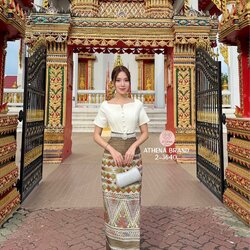 Set 3 ชิ้น เสื้อดีไซน์ด้านหน้าตกแต่งกระดุมเรียงหลอก มีซับใน สวมใส่แบบซิปด้านหลัง แมตช์มาคู่กับกระโปรงพิมพ์ลายป้ายทบคล้ายงานผ้าซิ่นป้ายสำเร็จทรงเข้ารูป เนื้อผ้าดี๊ดีมีTexture งานมีซับใน สวมใส่แบบซิปด้านหลัง ชายกระโปรงด้านหลังผ่า และมาคู่กับเข็มขัดมุกหัวอะไ