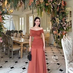 เดรสปาดไหล่สีน้ำตาลตัวยาวใช้ผ้าเยอะมาก ใส่สวยมากกกก ราคานี้มือต้องไวเลยค่า รุ่นนี้ใส่สวย เนื้อผ้าดีมากกกกกกก ห้ามพลาดเลยค่า