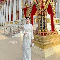 เซ็ท ชุดไทย 4 ชิ้น ตัวเสื้อคอกลมแขนยาวชายระบาย ตกแต่งกระดุมซิปหลังมีฟองน้ำเสริมอก ตัวกระโปรงผ้าพิมท์ลายผับจีบหน้า ผ่าหลังพร้อมซับในอย่างดี มีเข็มขัด+เข็มกลัดแถมให้ด้วย จะใส่เข้าพิธีสำคัญ งานบุญ งานมงคลสมรส จะไปงานไหนรับรองเด่นสุดๆเลยค่า🩷