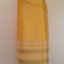 ผ้าถุงไหมสำเร็จรูป (สีเหลือทอง) งานตัดเย็บประณีต อัดผ้ากาวตามสีของผ้าถุง เนื้องานดีเกรด A (รอบเอว 32 นิ้ว)