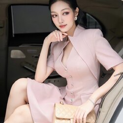 Dress เดรสแขนสั้น คอวี แต่งกระดุมหน้า ซิปหลัง กระโปรงเย็บระบาย งานเนื้อผ้าอย่างดีมีน้ำหนัก ผ้าเรียบสีชมพู ชุดนี้งานสวยทรงเป๊ะ คัตติ้งเนี๊ยบมาก แนะนำเลย รับรองใส่ออกมาไม่ผิดหวังการันตีให้เลย บอกเลยห้ามพลาดเด็ดขาด งานดีงานสวยแน่นอน