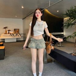 เซ็ต 2 ชิ้น กระโปรงยีนส์เอวต่ำ สียีนส์อ่อน แต่งจีบรอบตัว แต่งด้วยสายเข็มด้านหน้าน้องน่ารักมาก มาพร้อมกับเสื้อครอปแขนตัดผ้ายืดหยุ่นใส่สบาย ใส่แมทเที่ยวชิวๆได้เลยค่าา