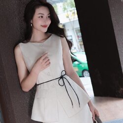 S1163 เซ็ตเสื้อแขนกุดทรง vest ดีเทลแต่งฝากระเป๋าที่ตัวชุด มาพร้อมกระโปรงเอวสูงทรงพออดีตัว พร้อมสายผูกเอวอีก 1เส้น ใช้ผ้าอย่างดีในการตัดเย็บ บุซับ สวมใส่สบาย โทนสีคลีนๆ อัพความหรู คอมพลีทลุคครบจบในเซ็ตเดียวค่ะ #showroombran #งานป้ายคุณภาพดี #งานแฟชั่น #ปัง