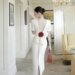 เดรวสีขาวสวยหรูสวยสะกดทุกสายตา! ดีเทลคอกลมแขนสั้น คัตติ้งเนี๊ยบเก็บทรงเป๊ะใช้ผ้าสูทเนื้อหนาเกรดพรีเมียม มีซับในเต็มตัว เสริมฟองน้ำและซิปหลังซ่อนอย่างดี