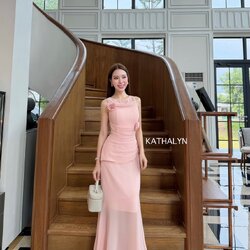 เดรสกระโปรงคอกลม แขนกุด ทรงพอดีตัวใส่กำลังสวย เนื้อผ้าสวยใส่ออกงานหรูหรา สีสวยขับผิว ท่อนหน้าอกและเอวเย็บจับจีบเก๋ๆ มีบลาในตัว ดอกกุหลาบเป็นเข็มกลัดสามารถถอดได้นะคะ ชุดนี้ควรมีติดตู้เพราะใส่ออกได้เข้าสังคมได้หมด