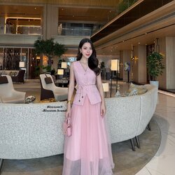 Setเสื้อแขนกุด แต่งกระดุมสีทองด้านหน้า เนื้อผ้าทวิตไม่หนามาก มีฟองน้ำในตัว แมทช์กับกระโปรงยาวพองสวย มีเข็มขัดโซ่ดอกไม้แถมให้ด้วยนะคะ เนื้อผ้า แพทเทรินสวยสุดๆ ใส่แล้วเป๊ะมาก ใส่ได้ทุกโอกาศ เรียบหรูแต่ดูแพงมากคะ