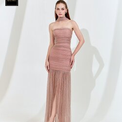 เดรสเสื้อเกาะอกทรงเข้ารูป กระโปรงต่อชายระบาย ผ่าหน้า มาพร้อมผ้า mmคลุมไหล่ ปรับเป็นผ้าพันคอได้ ☑️ทำจากผ้าราเม่อัดพลีท ผสมดิ้นเมทัลลิก เล่นแสงวิบวับ ผ้านุ่ม ยืดหยุ่น ☑️มีซิปซ่อนและซับในอย่างดี