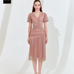 เดรสเสื้อคอป้าย แขนบอลลูน กระโปรงเฉลียงทรงเข้ารูป ต่อจีบรูด ☑️ทำจากผ้าราเม่ ผสมดิ้นเมทัลลิก อัดพลีท เนื้อนุ่ม ยืดหยุ่น ☑️มีซิปซ่อนและซับในเต็มตัว